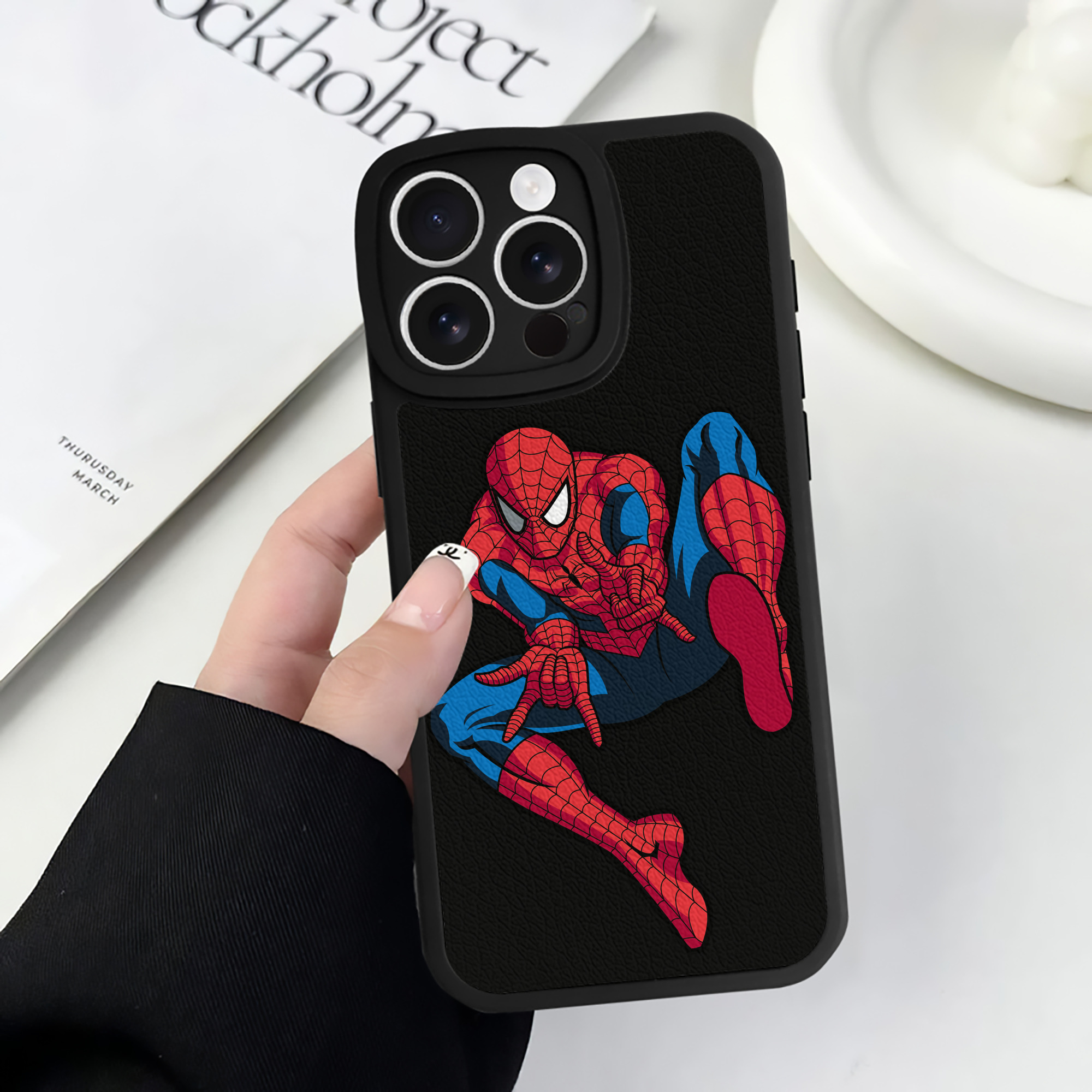 （画像用） アベンジャーズ The Avengers 【iPhone 16シリーズ対応】シリコンスマホケース（レザー調） 材質：シリコン